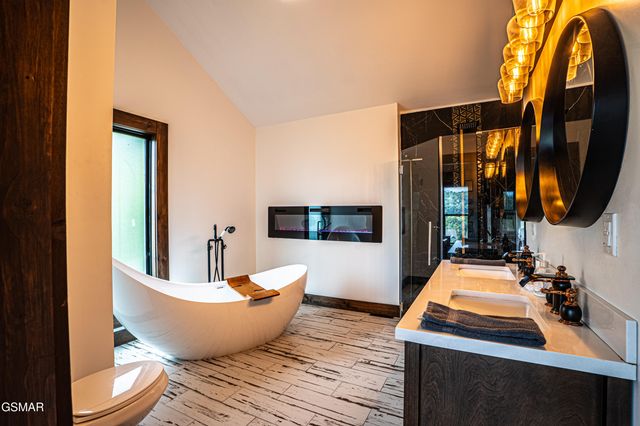 887 Sourwood Drive, Gatlinburg, TN 37738