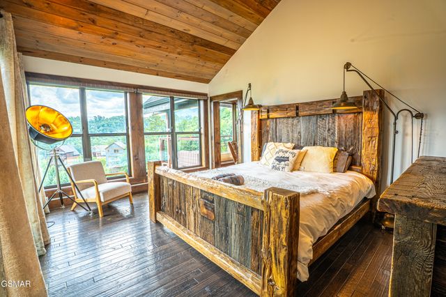 887 Sourwood Drive, Gatlinburg, TN 37738