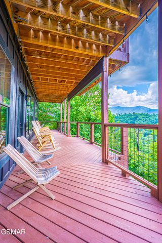 887 Sourwood Drive, Gatlinburg, TN 37738
