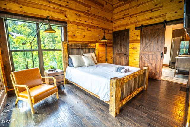 887 Sourwood Drive, Gatlinburg, TN 37738