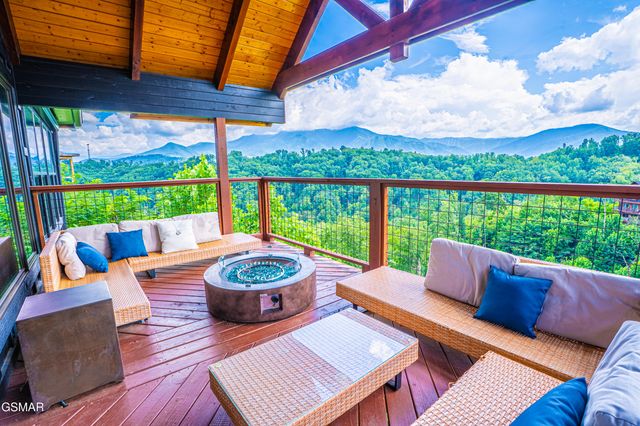 887 Sourwood Drive, Gatlinburg, TN 37738