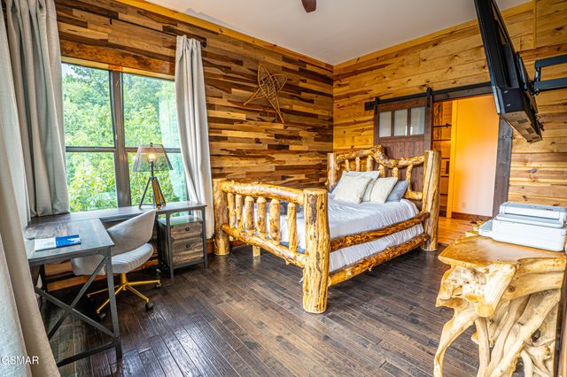 887 Sourwood Drive, Gatlinburg, TN 37738