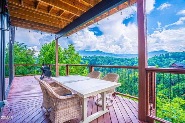887 Sourwood Drive, Gatlinburg, TN 37738