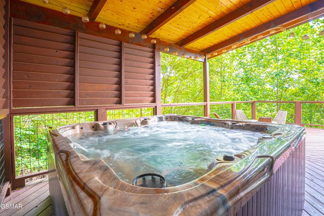 887 Sourwood Drive, Gatlinburg, TN 37738