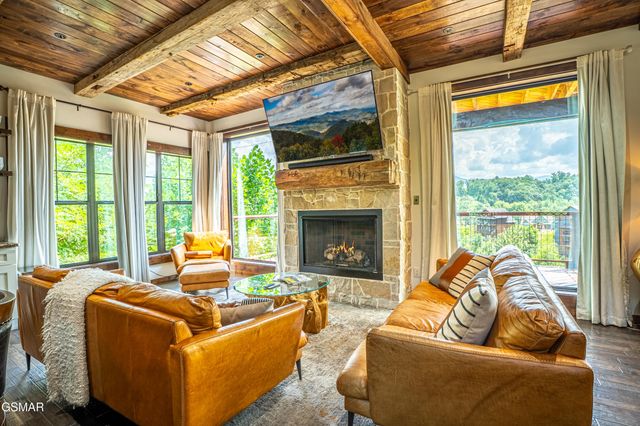 887 Sourwood Drive, Gatlinburg, TN 37738