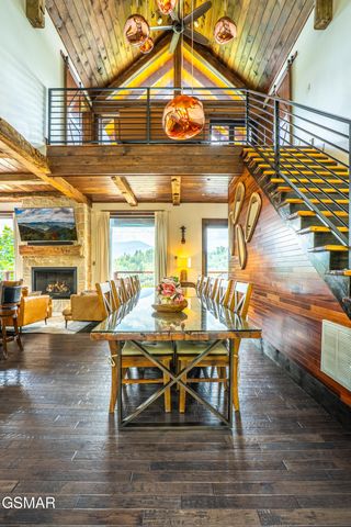 887 Sourwood Drive, Gatlinburg, TN 37738