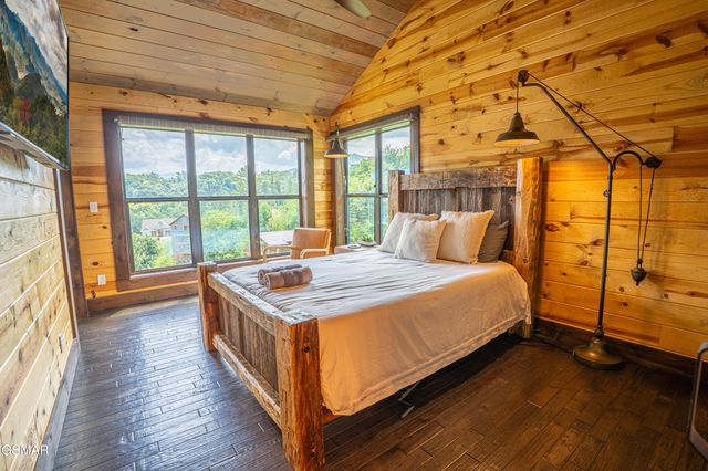 887 Sourwood Drive, Gatlinburg, TN 37738