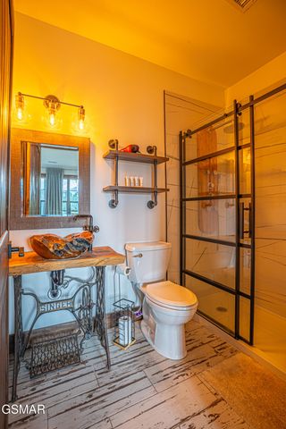 887 Sourwood Drive, Gatlinburg, TN 37738