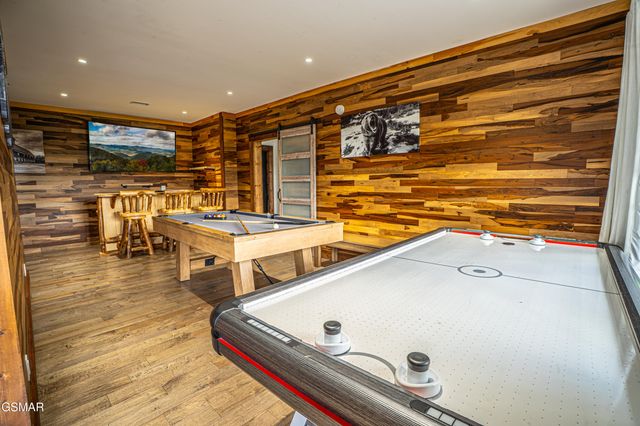 887 Sourwood Drive, Gatlinburg, TN 37738