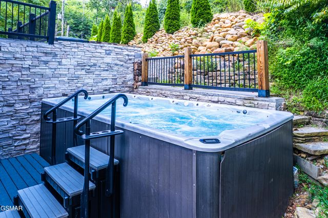 887 Sourwood Drive, Gatlinburg, TN 37738