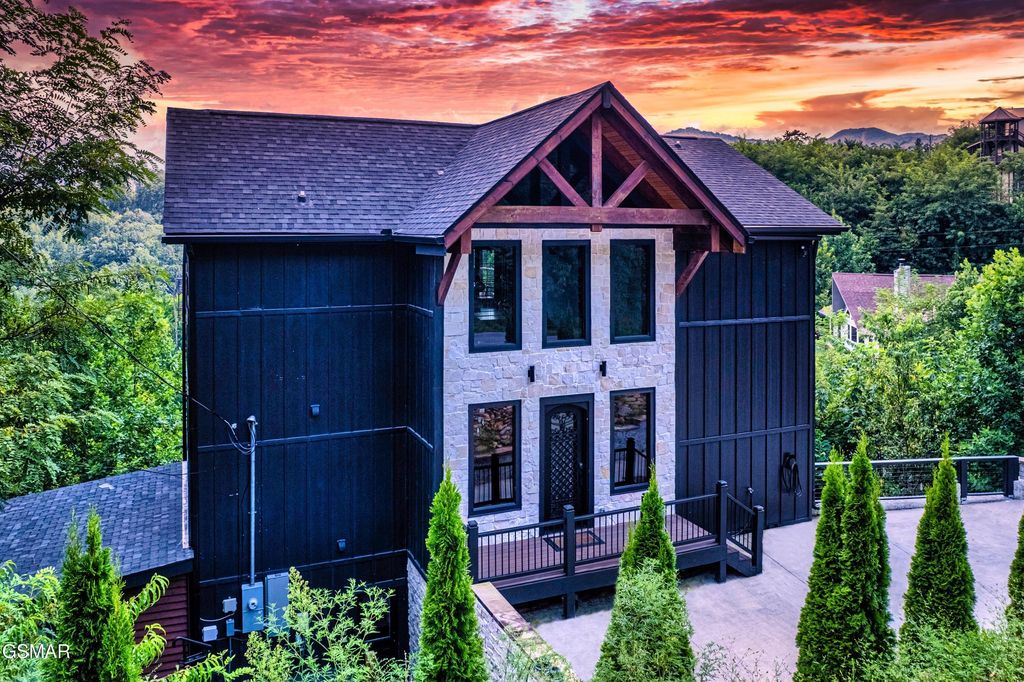 887 Sourwood Drive, Gatlinburg, TN 37738