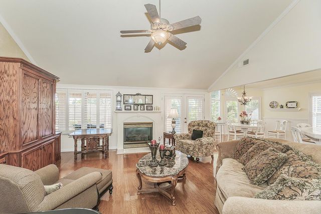 8466 N Dearing Avenue, Fresno, CA 93720