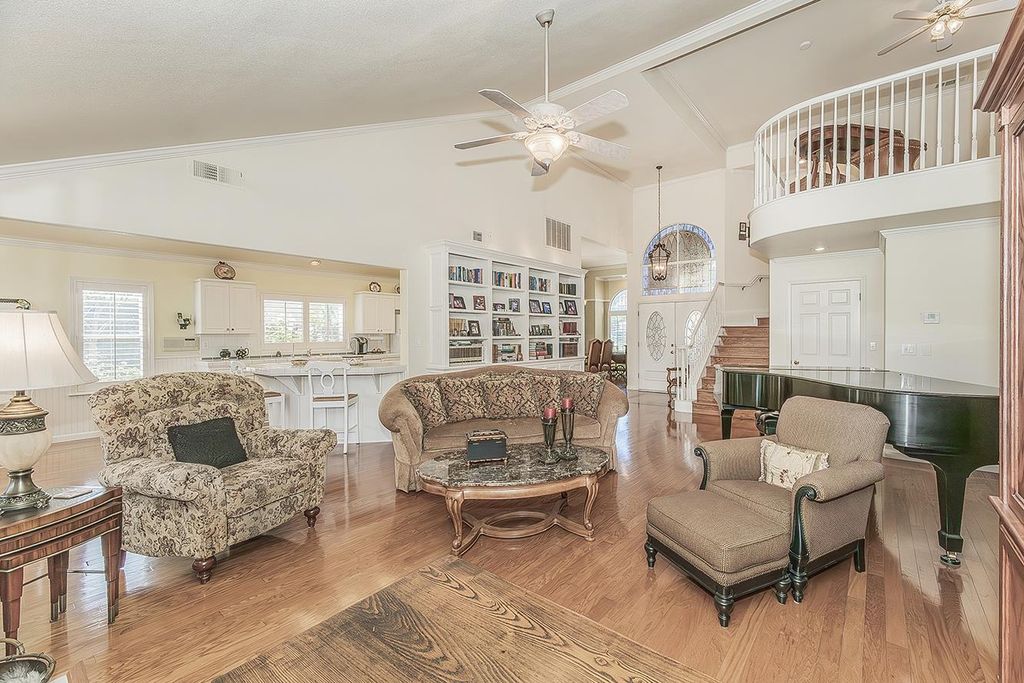 Image 10 of property listing at 8466 N Dearing Avenue, Fresno, CA 93720