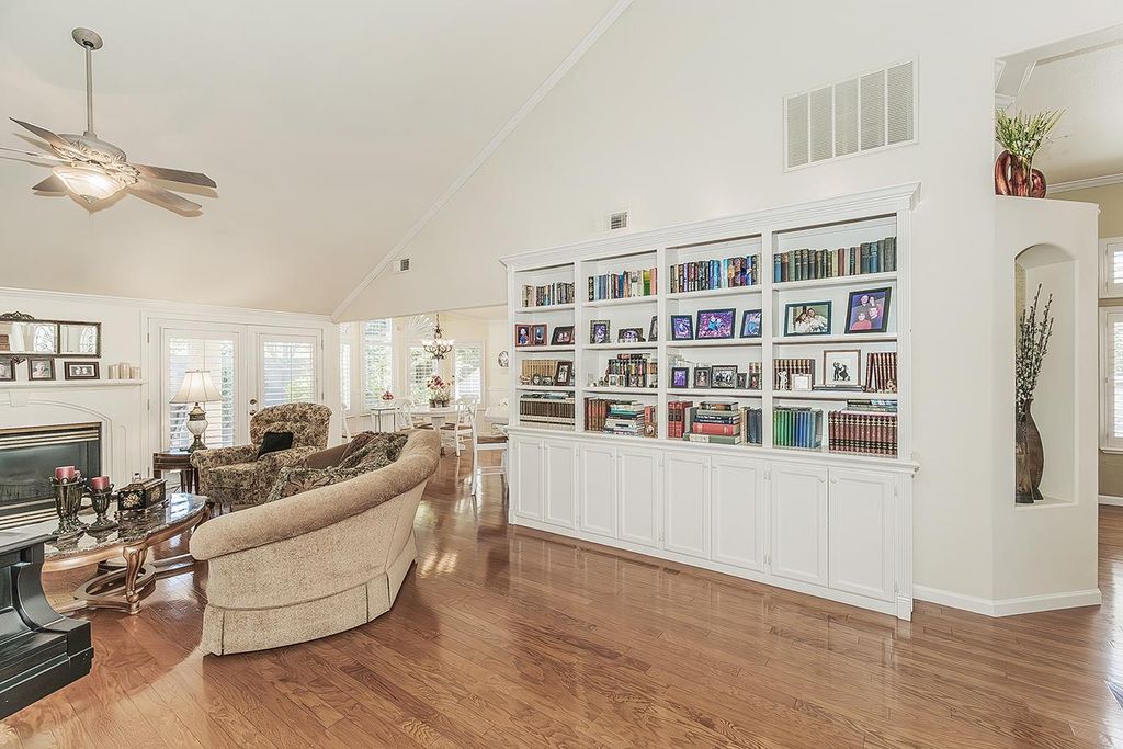 Image 11 of property listing at 8466 N Dearing Avenue, Fresno, CA 93720