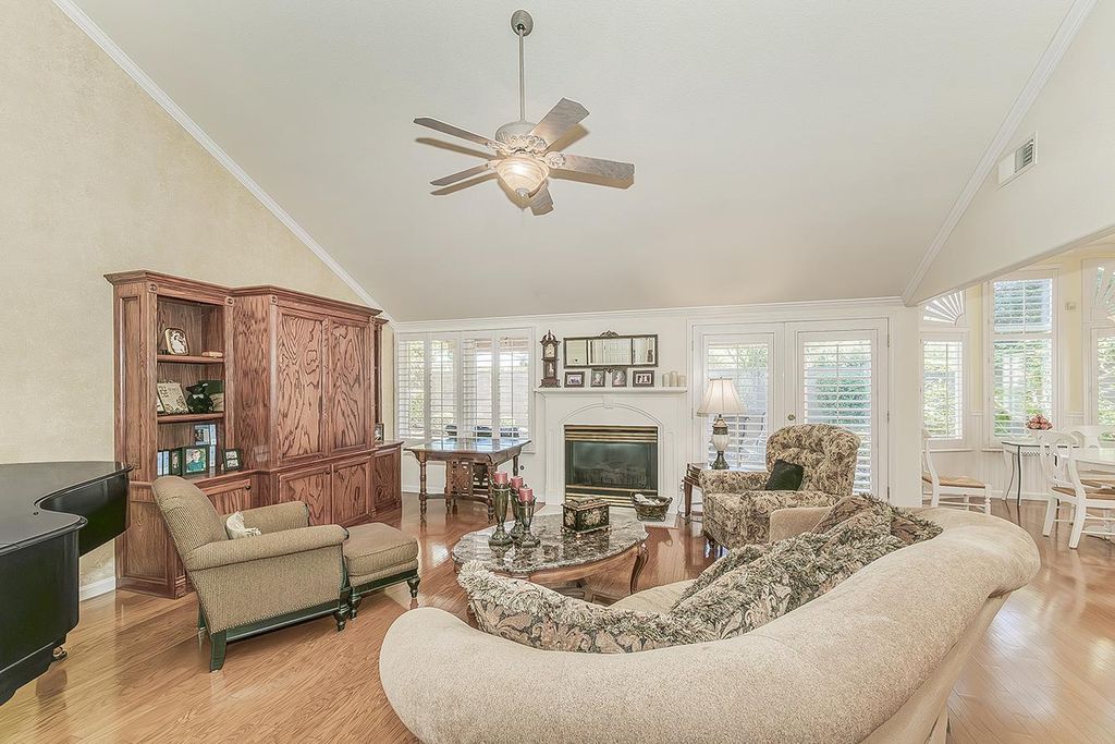 Image 6 of property listing at 8466 N Dearing Avenue, Fresno, CA 93720