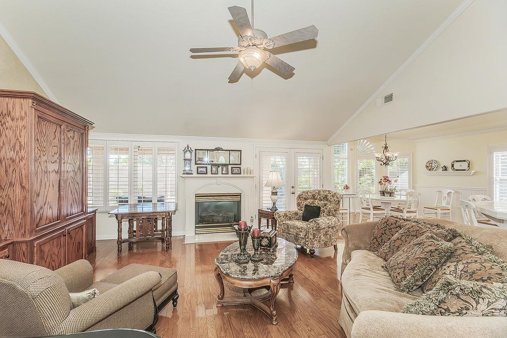 Image 7 of property listing at 8466 N Dearing Avenue, Fresno, CA 93720