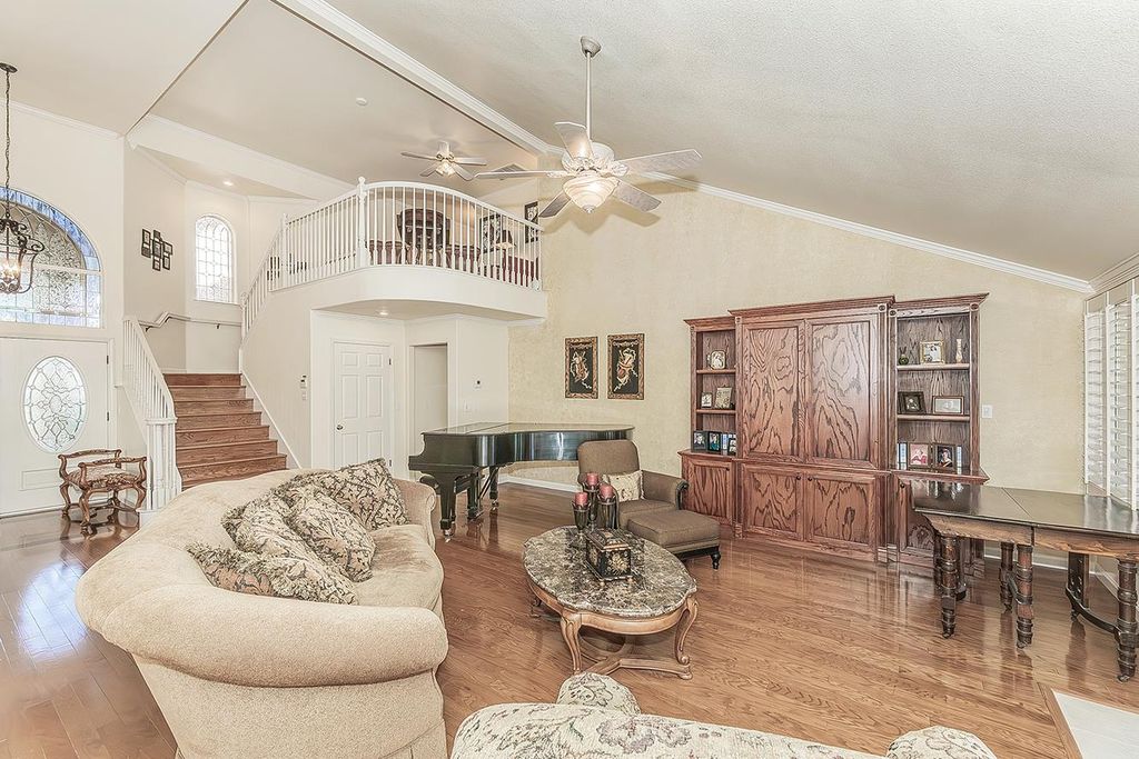 Image 9 of property listing at 8466 N Dearing Avenue, Fresno, CA 93720