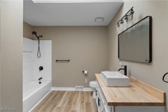 75 W Dartmore Avenue, Akron, OH 44301