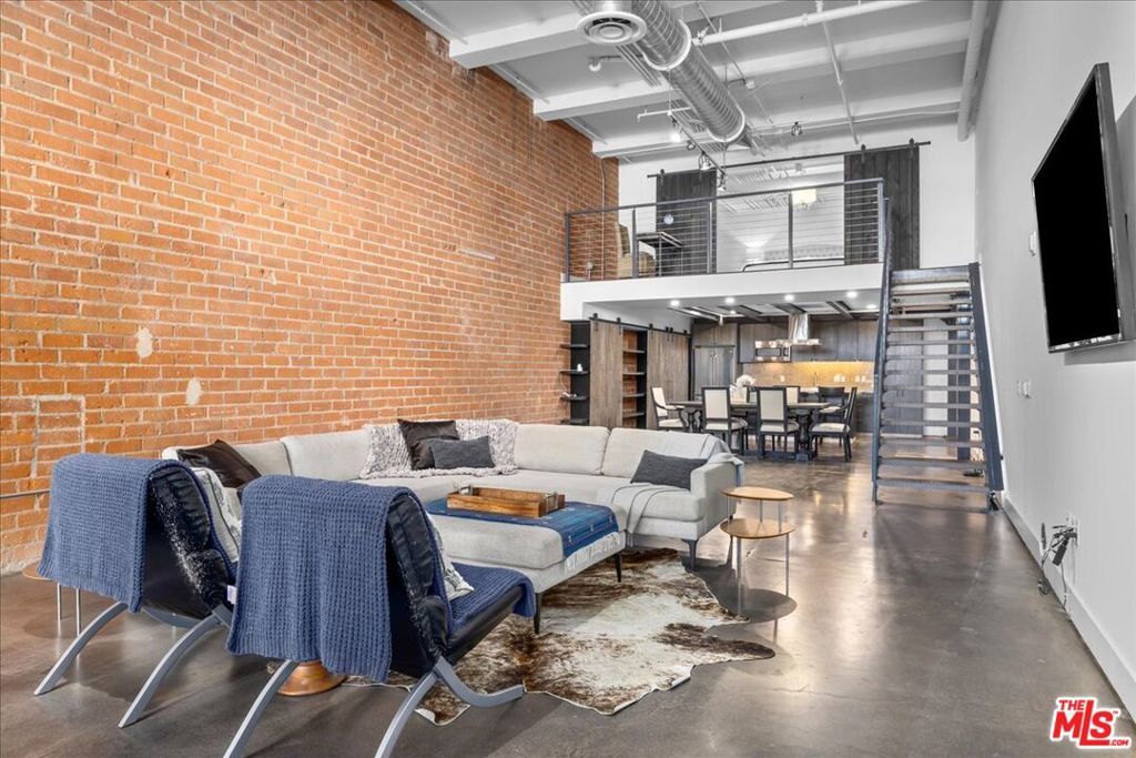 Image 1 of property listing at 120 S Hewitt Street 6, Los Angeles, CA 90012