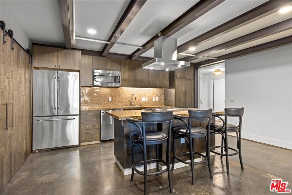 Image 10 of property listing at 120 S Hewitt Street 6, Los Angeles, CA 90012