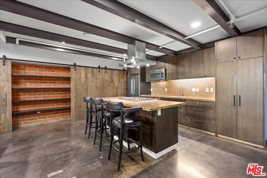 Image 11 of property listing at 120 S Hewitt Street 6, Los Angeles, CA 90012