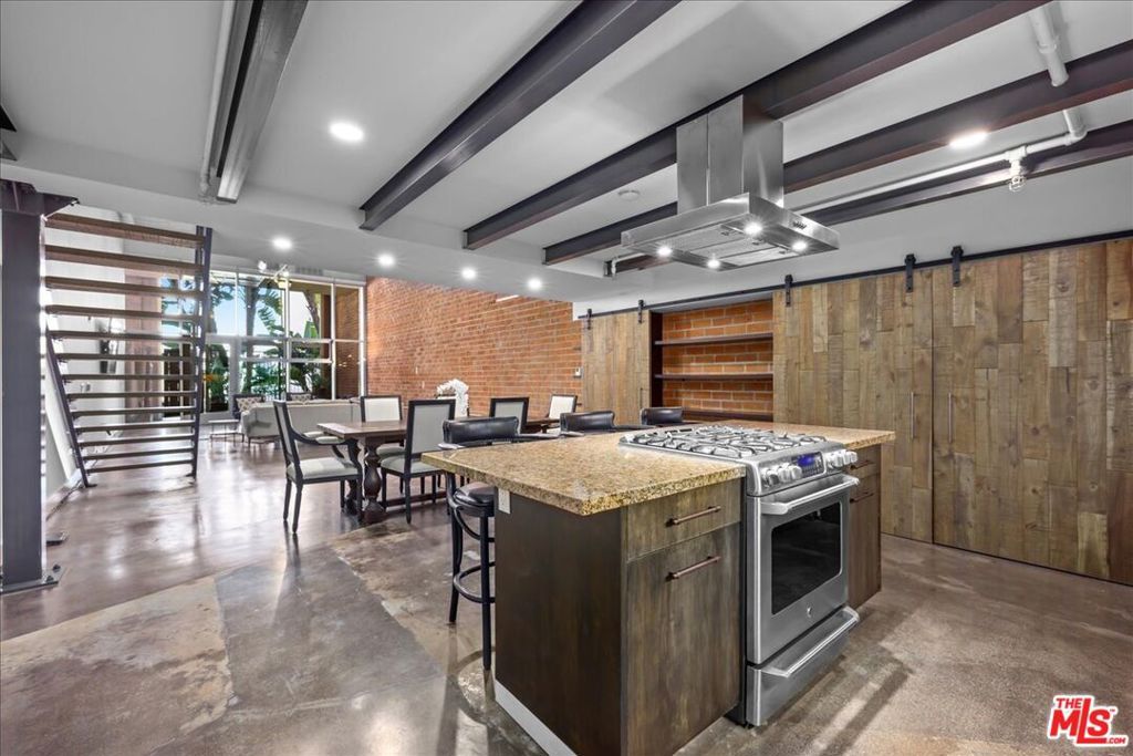 Image 13 of property listing at 120 S Hewitt Street 6, Los Angeles, CA 90012