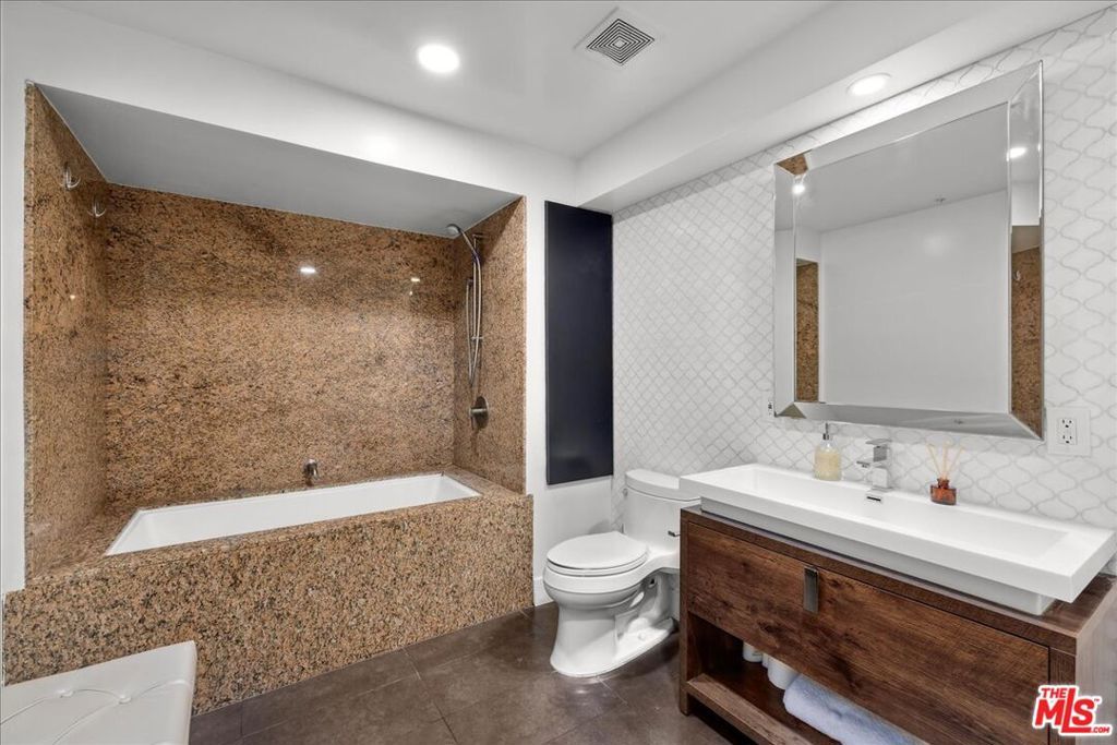 Image 16 of property listing at 120 S Hewitt Street 6, Los Angeles, CA 90012