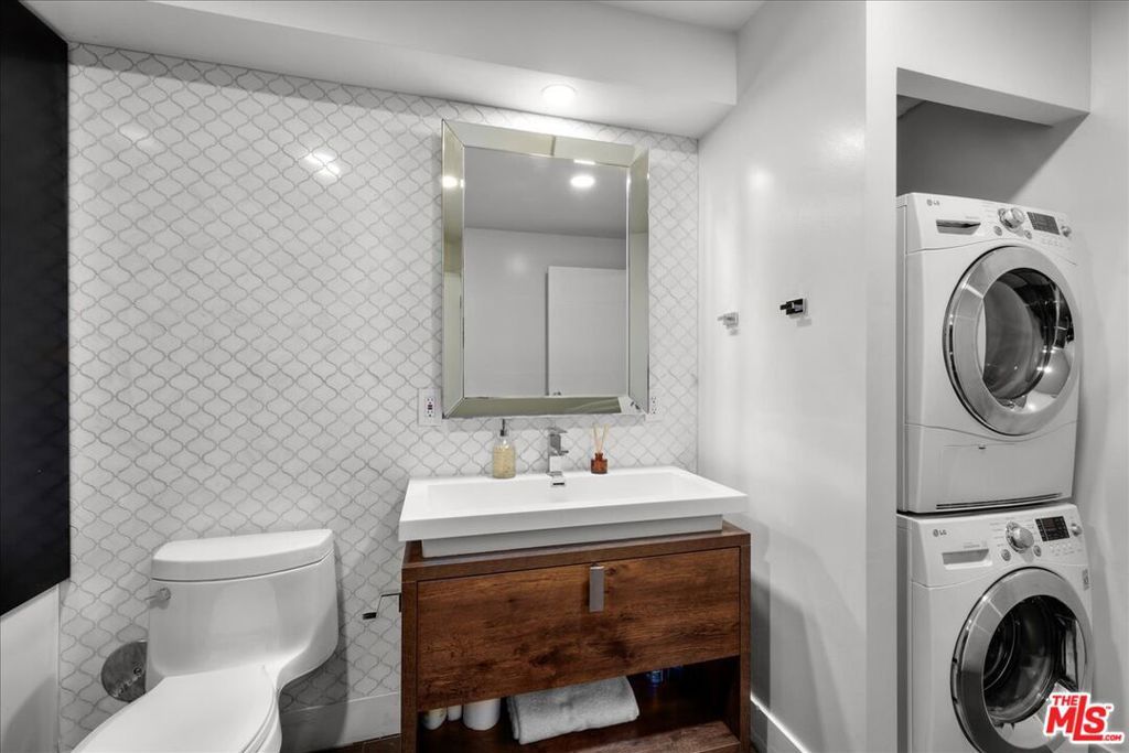 Image 17 of property listing at 120 S Hewitt Street 6, Los Angeles, CA 90012