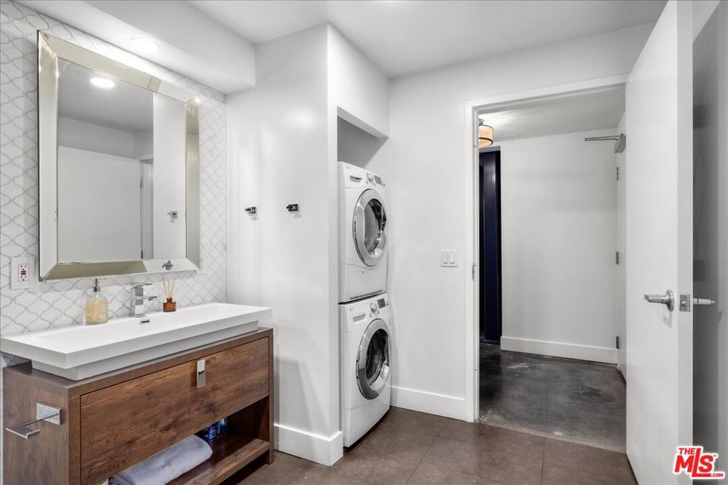 Image 18 of property listing at 120 S Hewitt Street 6, Los Angeles, CA 90012