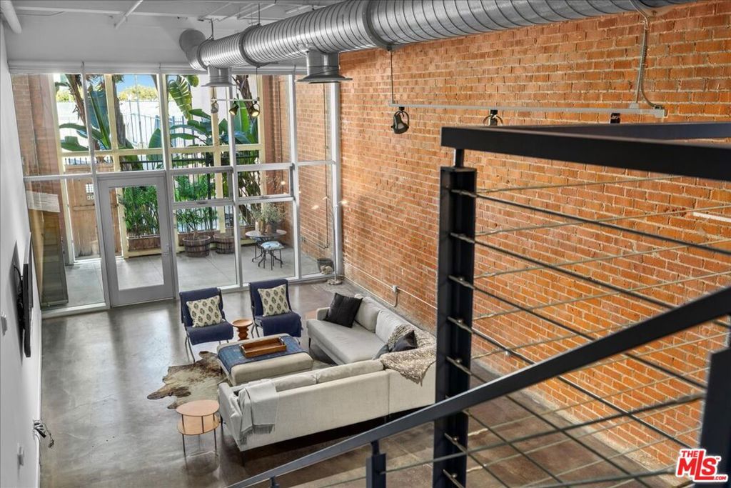 Image 2 of property listing at 120 S Hewitt Street 6, Los Angeles, CA 90012