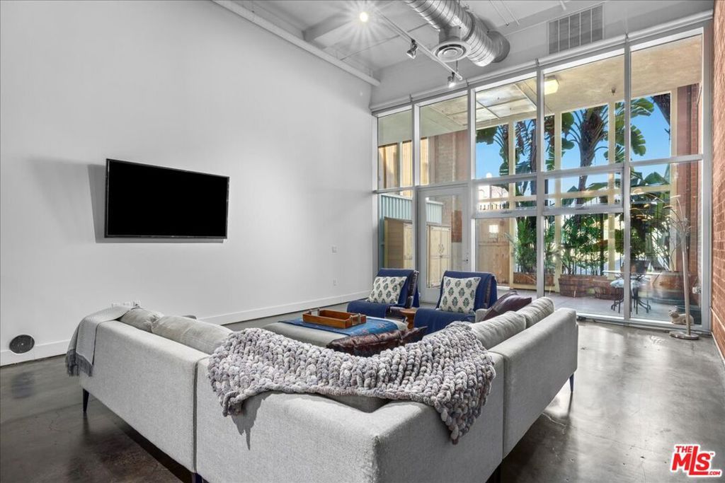 Image 3 of property listing at 120 S Hewitt Street 6, Los Angeles, CA 90012