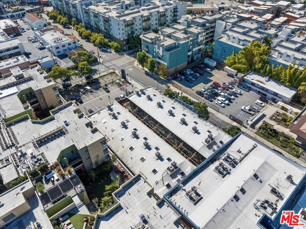 Image 35 of property listing at 120 S Hewitt Street 6, Los Angeles, CA 90012