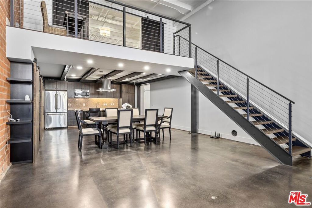 Image 4 of property listing at 120 S Hewitt Street 6, Los Angeles, CA 90012