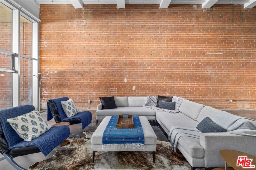 Image 5 of property listing at 120 S Hewitt Street 6, Los Angeles, CA 90012