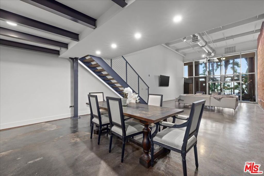 Image 9 of property listing at 120 S Hewitt Street 6, Los Angeles, CA 90012