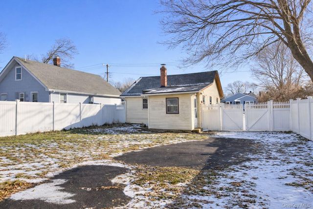 31 Oakland Avenue, Port Jefferson Station, NY 11776