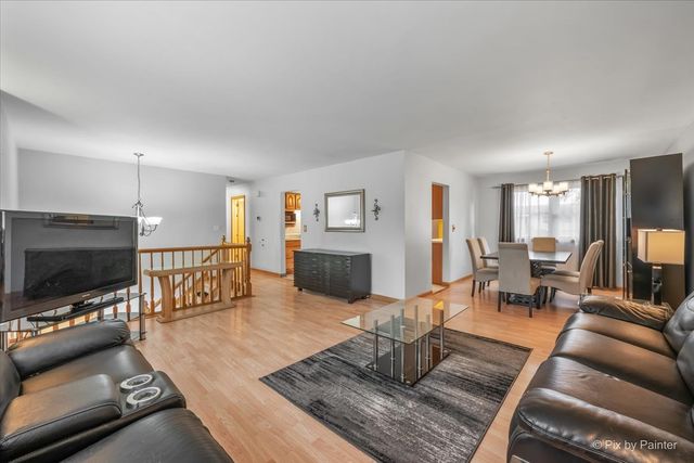 1814 W Catalpa Lane, Mount Prospect, IL 60056