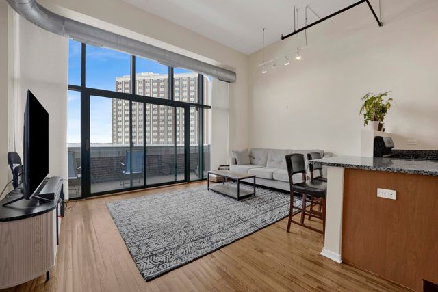 1645 W Ogden Avenue 718, Chicago, IL 60612