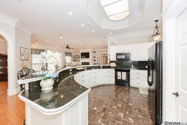 2145 Brittany Dr, Port Allen, LA 70767