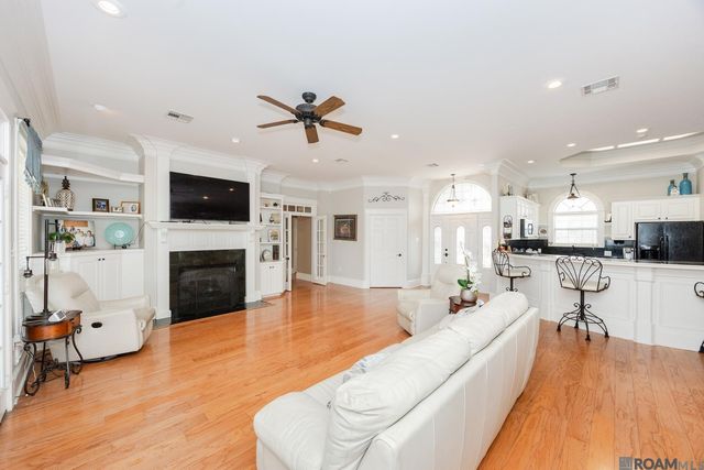 2145 Brittany Dr, Port Allen, LA 70767