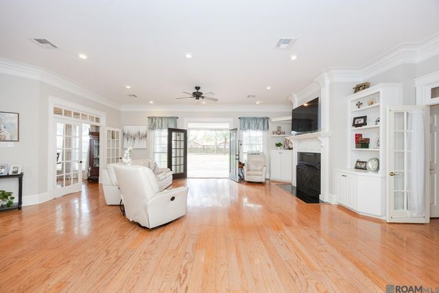 2145 Brittany Dr, Port Allen, LA 70767