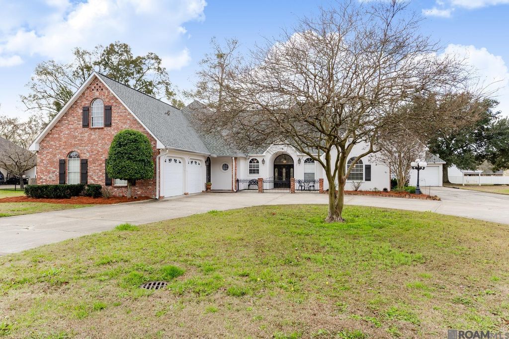 2145 Brittany Dr, Port Allen, LA 70767