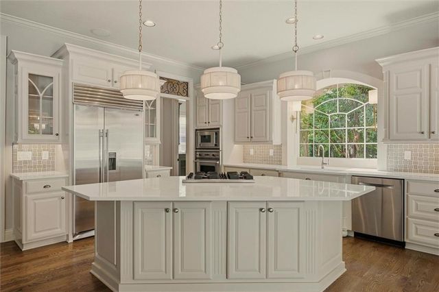 469 NW Riven Rock Place, Lee's Summit, MO 64081