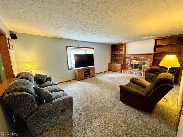 6385 Harbor Drive NW, Canton, OH 44718