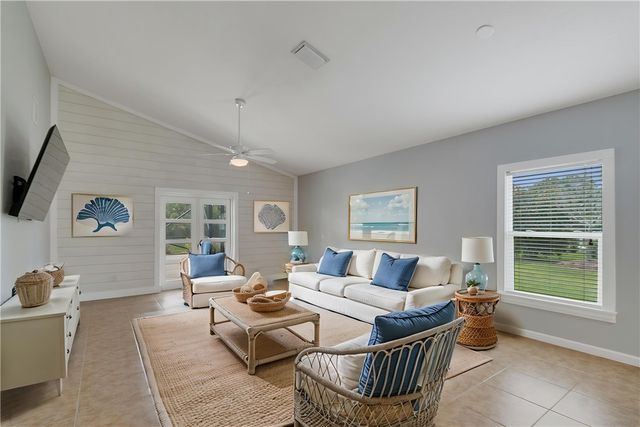 655 Valencia Circle SW, Vero Beach, FL 32968