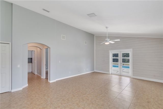 655 Valencia Circle SW, Vero Beach, FL 32968