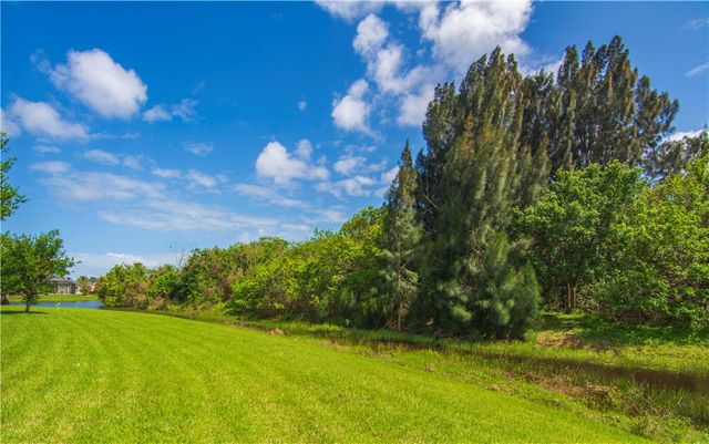 655 Valencia Circle SW, Vero Beach, FL 32968