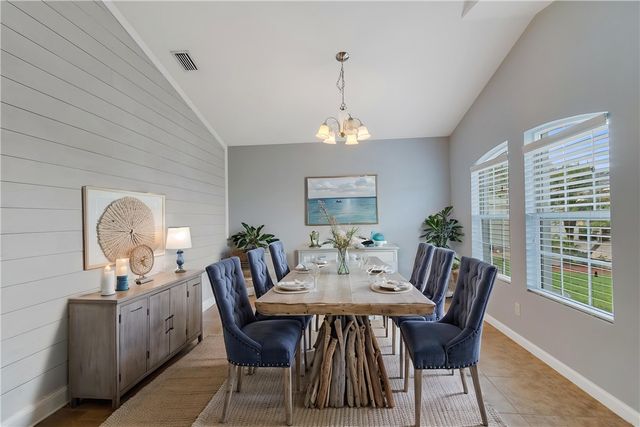 655 Valencia Circle SW, Vero Beach, FL 32968