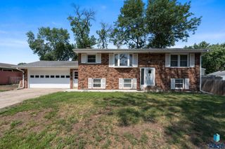 1408 E Sylvan Cir Circle, Brandon, SD 57005