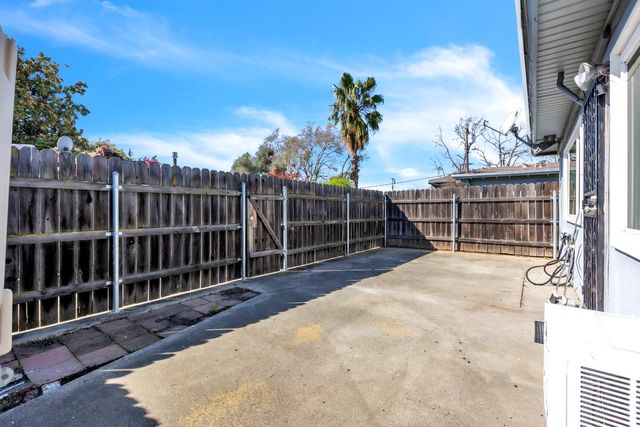 2869 Santa Paula Ct, Sacramento, CA 95821